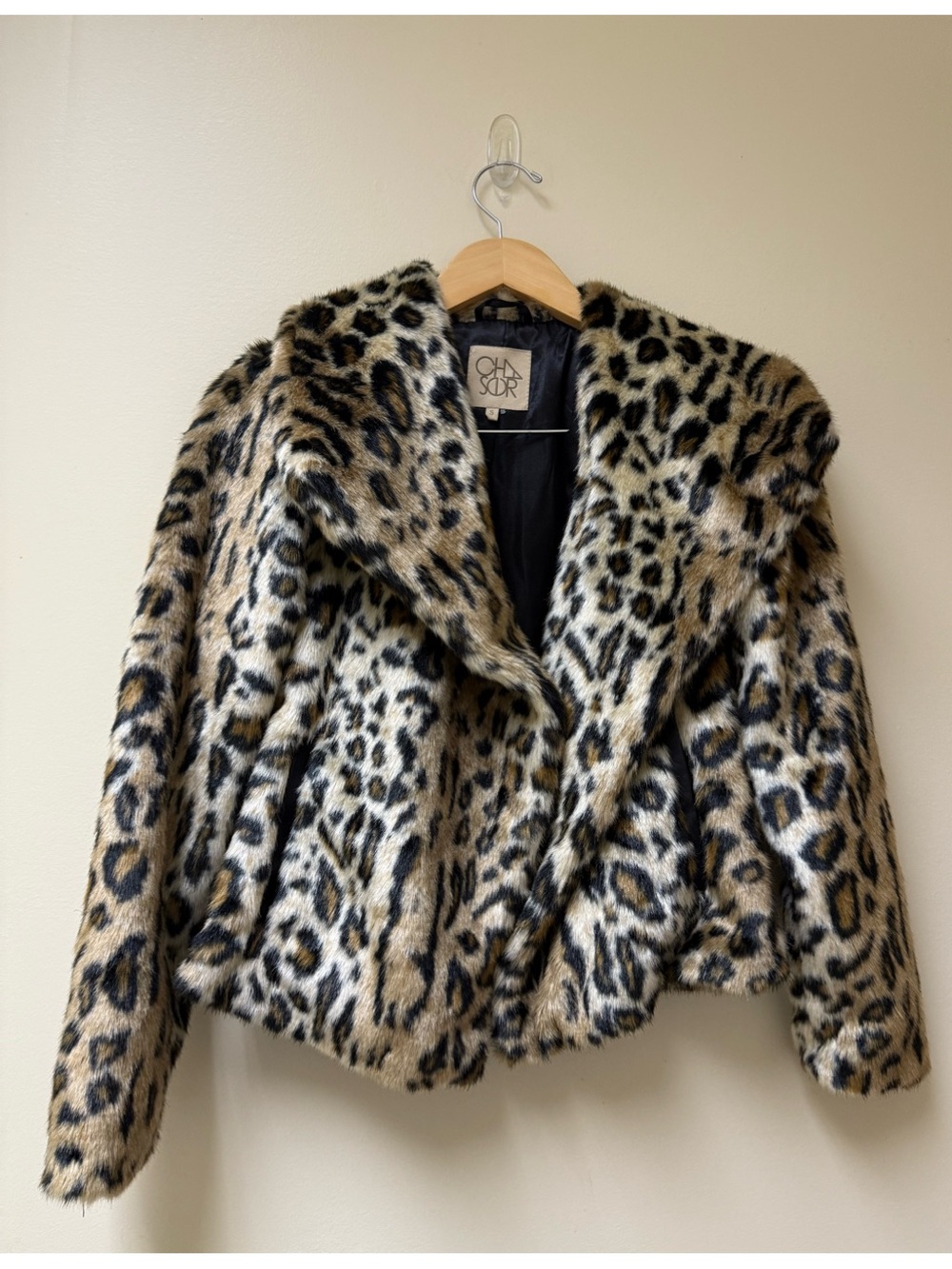 Cha Sor faux fur jacket leopard animal print and a distinctive shawl collar.🟤